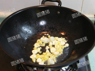 4、红亮诱人——麻辣鸡翅,锅内放入姜片，蒜片爆炒出香味。