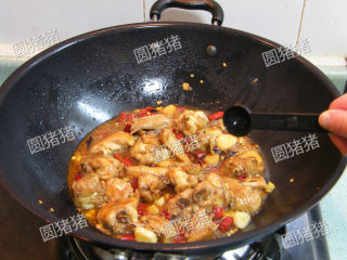 6、红亮诱人——麻辣鸡翅,投入鸡块，放入生抽，糖，香醋，麻辣火锅料及1/3杯清水，水量至鸡翅的1/3处，大火煮开后转小火，加锅盖焖制。