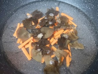 9、芹菜拌腐竹,接着下入木耳。