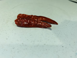 1、干煸肥肠,干辣椒