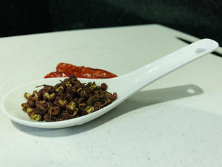 2、干煸肥肠,花椒