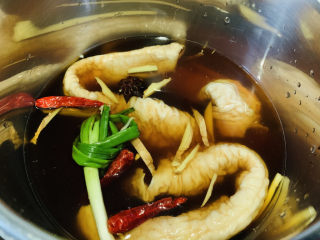 4、干煸肥肠,加葱结、辣椒、姜丝、料酒、酱油、红糖、鸡精、十三香等，卤肥肠详细做法在（尖椒肥肠）菜谱中