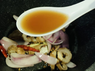 11、干煸肥肠,加料酒炝锅