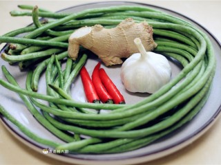 1、响油豇豆,材料洗净，备好。