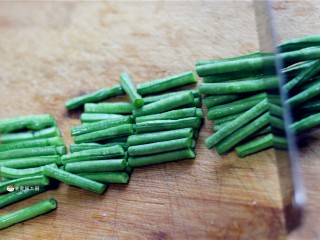 2、响油豇豆,豇豆择去根部，洗干净后切成小段，备用。