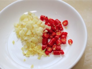 3、响油豇豆,姜蒜切末，小米椒切圈，备用。