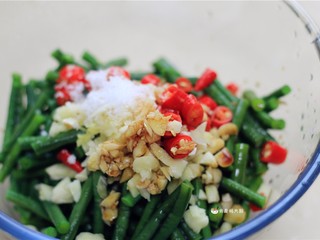 7、响油豇豆,放入适量的白糖、食盐、鸡精、生抽、香醋。