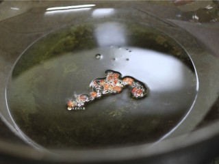 8、响油豇豆,锅内放一大勺食用油，烧热后放入1茶勺花椒粒炸炸香，待变色后，起锅浇在放好料的豇豆上。