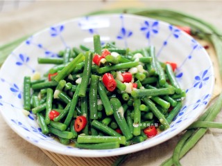 9、响油豇豆,搅拌均匀，装盘盛出。