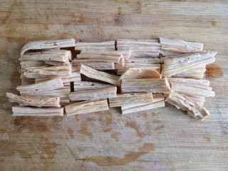 2、香菇烧腐竹——下饭菜带来的幸福感！,将泡发洗净的腐竹攥干水份，切成寸段。