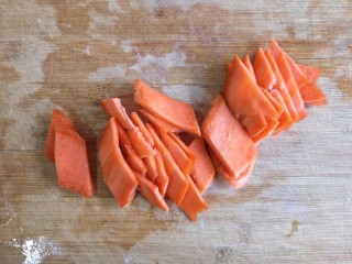 3、香菇烧腐竹——下饭菜带来的幸福感！,胡萝卜切片。