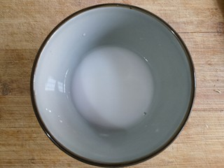 7、香菇烧腐竹——下饭菜带来的幸福感！,用淀粉调个碗芡。（碗芡宁薄勿厚，太厚了炒出的菜会成团，影响口感和颜值）