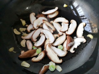 9、香菇烧腐竹——下饭菜带来的幸福感！,下香菇翻炒。