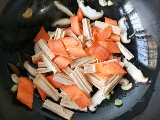 10、香菇烧腐竹——下饭菜带来的幸福感！,再加入胡萝卜和腐竹。