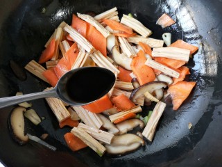 11、香菇烧腐竹——下饭菜带来的幸福感！,翻炒均匀后加1勺味极鲜酱油，1勺老抽酱油，1勺蚝油，翻炒均匀。