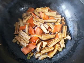 13、香菇烧腐竹——下饭菜带来的幸福感！,大火煮开后转中火焖7-8分钟。