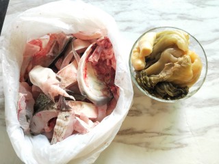 1、酸菜红烧鱼,原料图