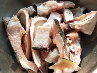 2、酸菜红烧鱼,鱼提前处理好，清洗干净，宰成块备用