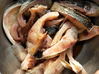 3、酸菜红烧鱼,放入生抽1勺、葱姜料酒1勺、盐1茶匙，搅拌均匀腌制备用