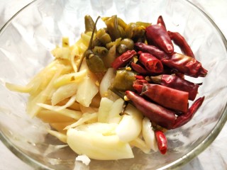 4、酸菜红烧鱼,野山椒、干辣椒、蒜、生姜、泡姜，分别切好备用；