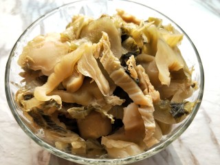 5、酸菜红烧鱼,酸菜1块，切成薄片，再清洗一遍减少咸味