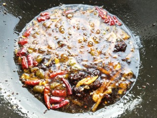 6、酸菜红烧鱼,锅里倒入油，油热后放去野山椒、干辣椒、花椒、生姜、泡姜、蒜、酸菜、辣椒酱爆香