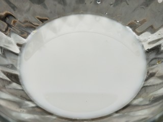 8、酸菜红烧鱼,    在煮鱼的时候调一碗淀粉水；淀粉1茶匙、水适量、盐适量，然后用筷子搅拌均匀；（酸菜带咸味，根据自己的口感添加盐量）