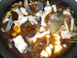 9、酸菜红烧鱼,   待鱼肉煮好以后倒入调好的淀粉水收汁，待汤汁浓稠撒点葱花即可出锅；