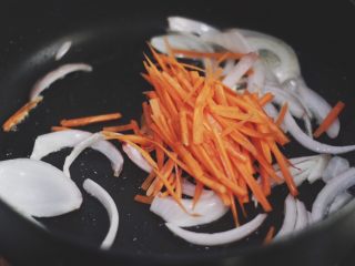 4、韩式辣炒年糕（纯素）附芝士版本,放入胡萝卜丝继续煸炒