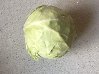 1、腊肉手撕包菜,包菜一颗，最好小一点，我的太大，锅小了????