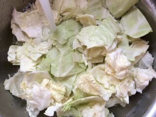 2、腊肉手撕包菜,用手撕碎，冲洗干净，沥干水份