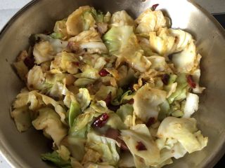 6、腊肉手撕包菜,炒至包菜变软