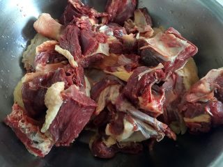 2、铁锅炖大鹅,斩成小块