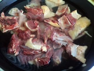 3、铁锅炖大鹅,凉水下锅焯去血沫