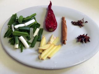 4、铁锅炖大鹅,准备配料