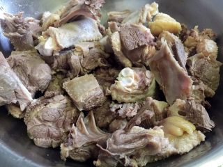 5、铁锅炖大鹅,焯水后的大鹅捞出洗净沥干水分