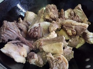 6、铁锅炖大鹅,锅内放油烧热，放入大鹅翻炒片刻