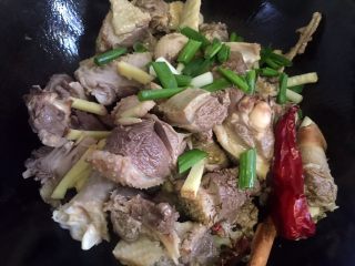 7、铁锅炖大鹅,放入配料翻炒片刻