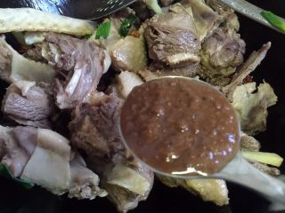 8、铁锅炖大鹅,放入黄豆酱
