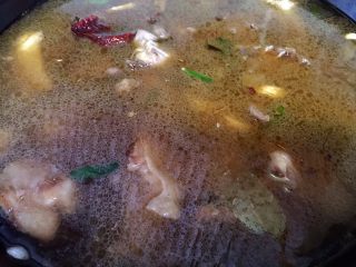 11、铁锅炖大鹅,添水没过大鹅块，大火烧开后转中火炖约半小时