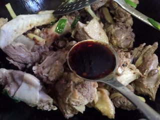 9、铁锅炖大鹅,放入生抽