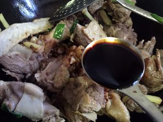 10、铁锅炖大鹅,放入老抽翻炒均匀