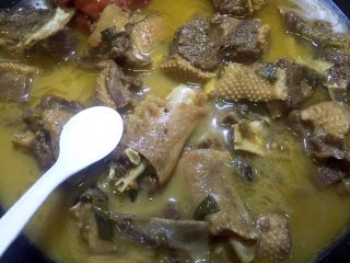 12、铁锅炖大鹅,放盐调味后再煮约半小时