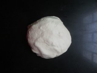 1、油泼扯面,面粉里要加适量食盐，这样能够提高面的筋度。用水把面搅成雪片状，再把面揉成光滑的面团。揉面时，要多揉几遍。揉好后，覆盖保鲜膜，饧面30分钟左右。时间长点效果更好