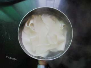 7、油泼扯面, 锅里坐水，加一点食盐，放入面条煮熟，这样可以让面条更劲道