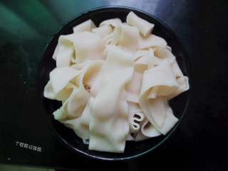 8、油泼扯面,把面条捞出放入碗里