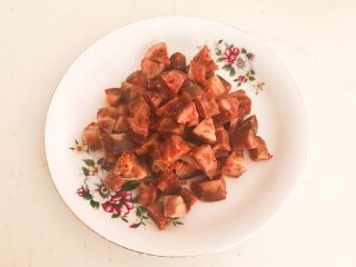 2、完美的下饭菜 腊肠烧豆腐,把腊肠切成小丁