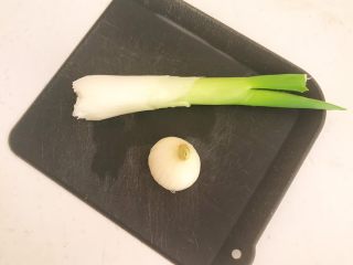 5、完美的下饭菜 腊肠烧豆腐,大葱和独头蒜