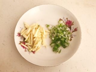 6、完美的下饭菜 腊肠烧豆腐,大蒜切成丝,大葱切成末