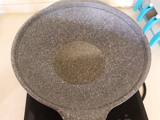 7、完美的下饭菜 腊肠烧豆腐,炒锅烧热后加入2勺玉米油